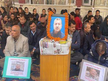 विमल नेगी के शव के साथ और कॉर्पोरेशन दफ्तर के बाहर प्रदर्शन करते हुए परिजन। फाइल फोटो