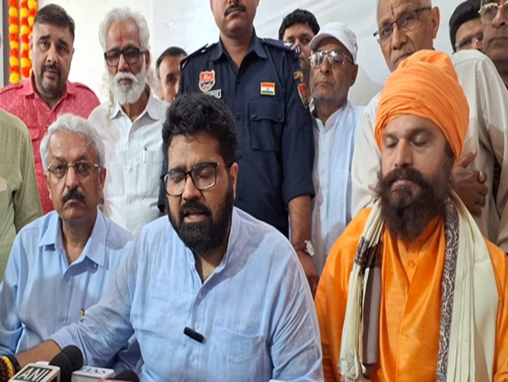 रोहतक में पत्रकारों से बात करते हुए राज्यसभा सांसद कार्तिकेय शर्मा।