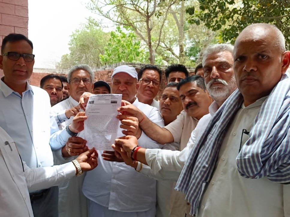 अधीक्षक अभियंता को ज्ञापन देते ठेकेदार।