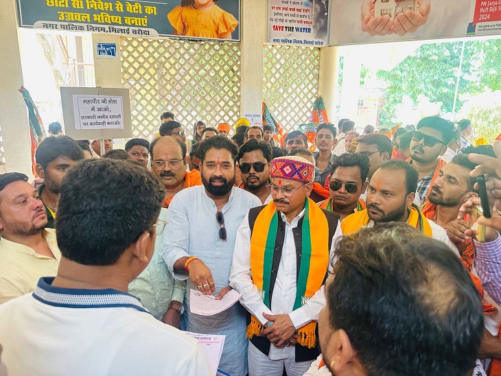 नगर निगम का घेराव करते भाजयुमो पदाधिकारी और कार्यकर्ता। - Dainik Bhaskar