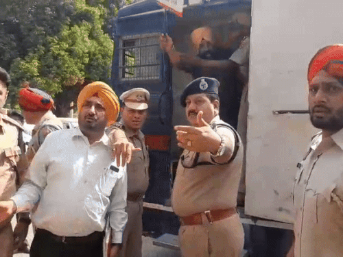 गिरफ्तारी के बाद सरकार के खिलाफ नारेबाजी करते हुए कर्मचारी।