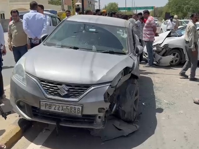 हादसे में क्षतिग्रस्त कार।