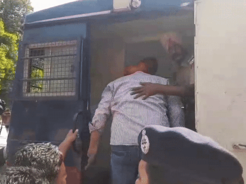 कर्मचारियों को गिरफ्तार करके ले जाती हुई पुलिस। - Dainik Bhaskar