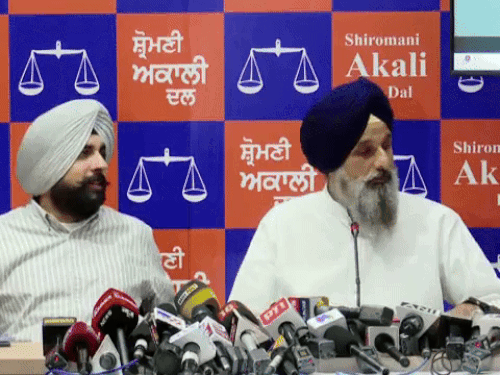 प्रेस वार्ता में जानकारी देते अकाली दल के नेता बिक्रम सिंह मजीठिया। - Dainik Bhaskar