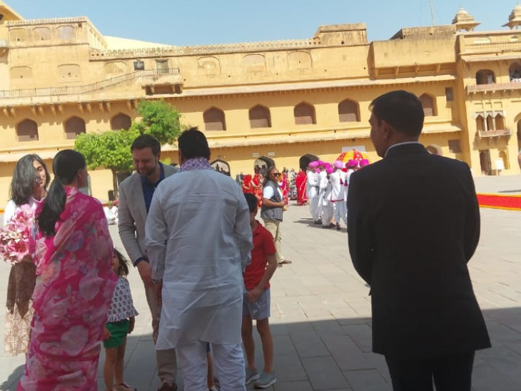वेंस फैमिली का स्वागत करते हुए मुख्यमंत्री भजनलाल शर्मा और उपमुख्यमंत्री दीया कुमारी।