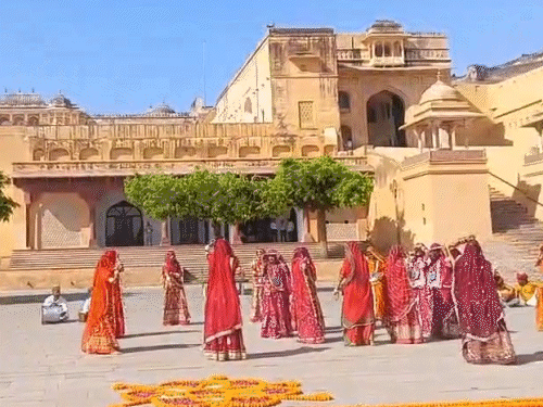 Rajasthani artists danced by dancing when the US Vice President arrived at Amer Mahal.