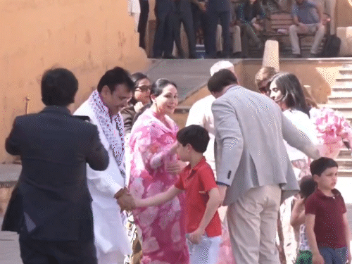 मुख्यमंत्री भजनलाल शर्मा अमेरिकी उपराष्ट्रपति जेडी वेंस के बच्चों से कुछ इस अंदाज में मिले। उन्होंने बच्चों से हाथ मिलाया।