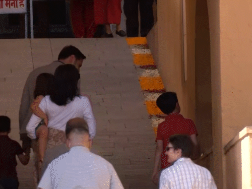 आमेर महल में बने मंदिर की तरफ जाती जेडी वेंस की पत्नी उषा वेंस।