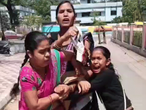 बच्ची को मां ने अपने साथ ले जा रही थी। इस दौरान बच्ची रोती रही।