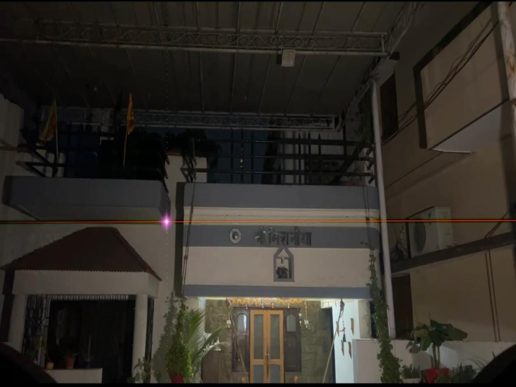 कारोबारी दिनेश मिरानिया के घर पर कोई नहीं है। परिजन कश्मीर के लिए रवाना हो गए हैं।