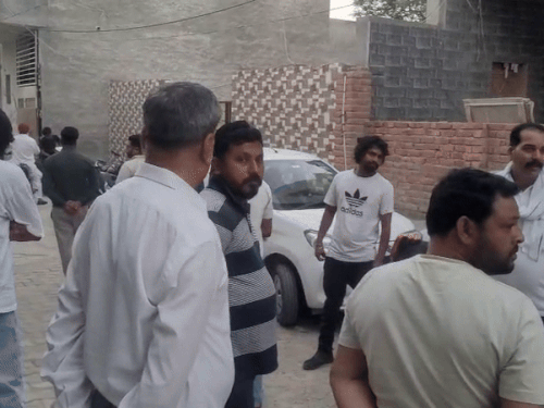 अस्मित के घर के बाहर मौजूद भीड़।