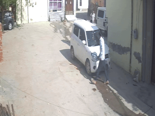 लड़की को गाड़ी में बैठाने का प्रयास करते परिजन