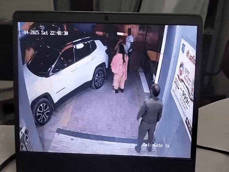 शनिवार रात को अस्पताल के गेट पर घायल कपिल और परिवार के अन्य लोग पहुंचे थे।