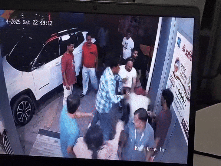 अस्पताल के गेट पर कपिल को चांटे और लातें भी मारी।