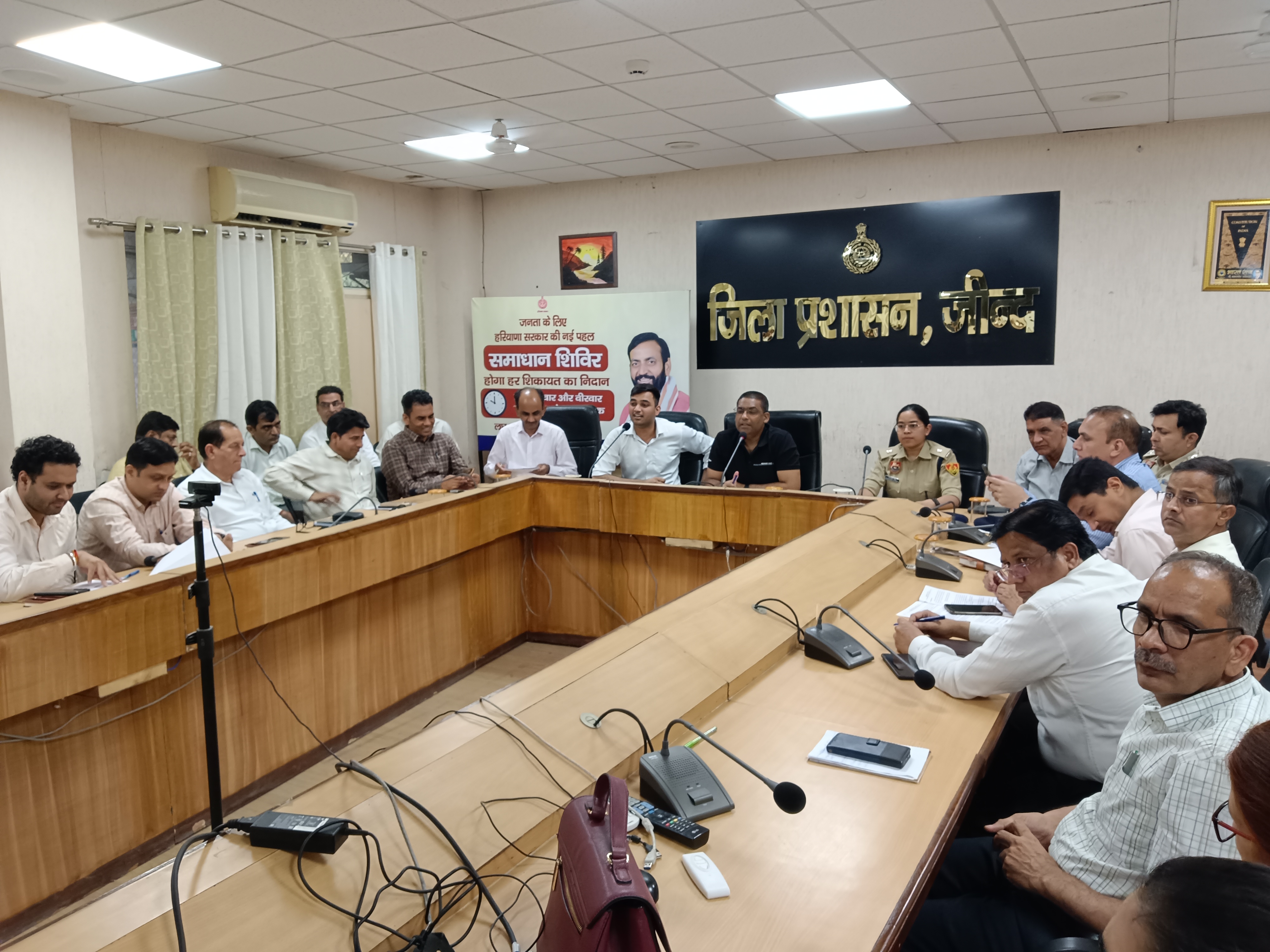 जींद में साइक्लोथॉन यात्रा पहुंचने को लेकर बैठक में दिशा निर्देश देते डीसी मोहम्मद इमरान रजा।