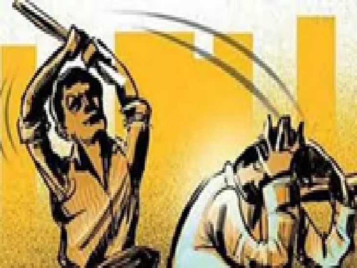 घर में घुसकर युवक पर जानलेवा हमला करते हुए। (प्रतीकात्मक)