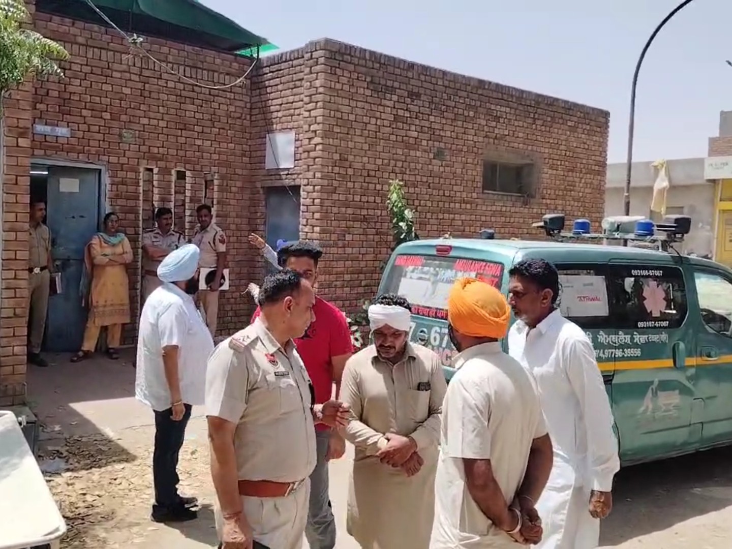 मौके पर पहुंची पुलिस पूछताछ करते हुए।