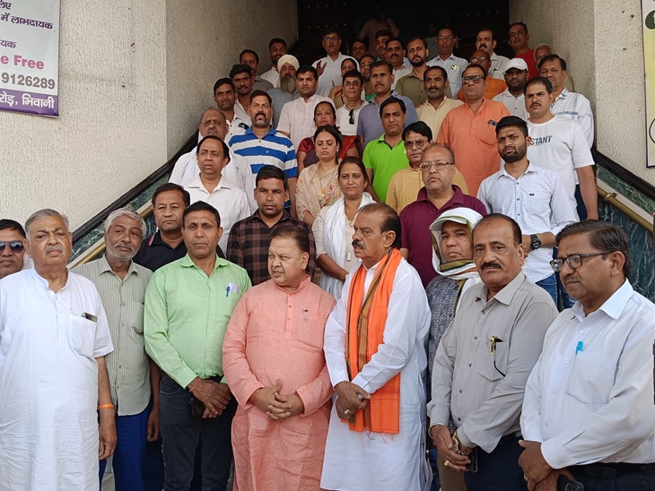 पहलगाम में आतंकियों द्वारा मारे गए लोगों की आत्मा की शांति के लिए रखा मौन।