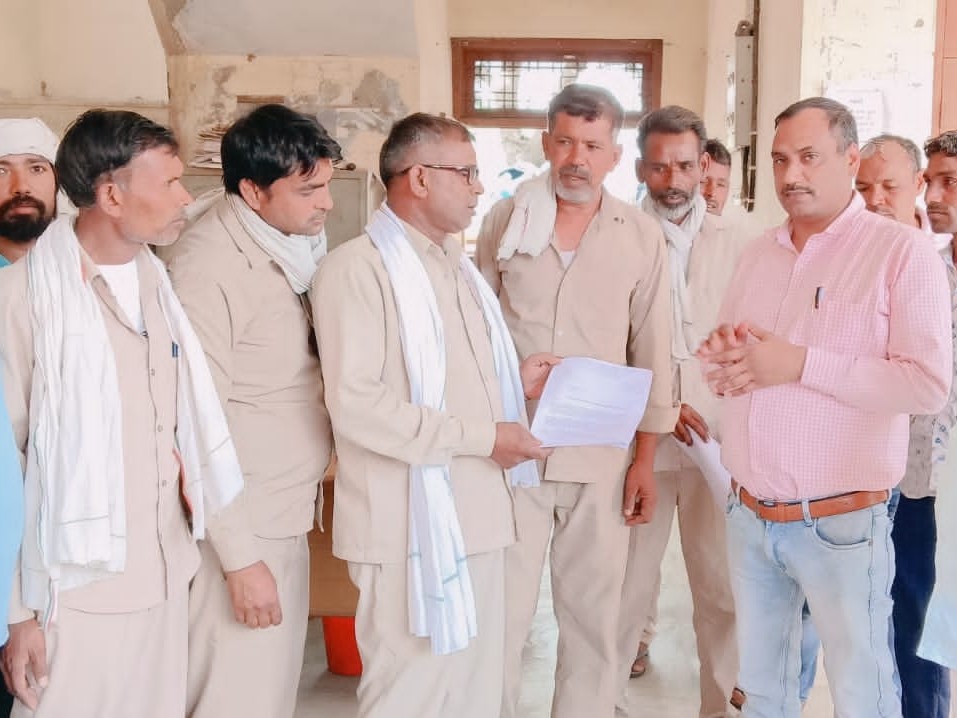 मांगों को लेकर ज्ञापन सौंपते कर्मचारी।