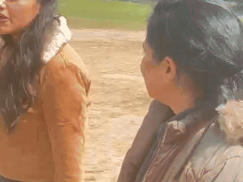 वारदात के बाद विनय की पत्नी लोगों से मदद मांगती हुई।