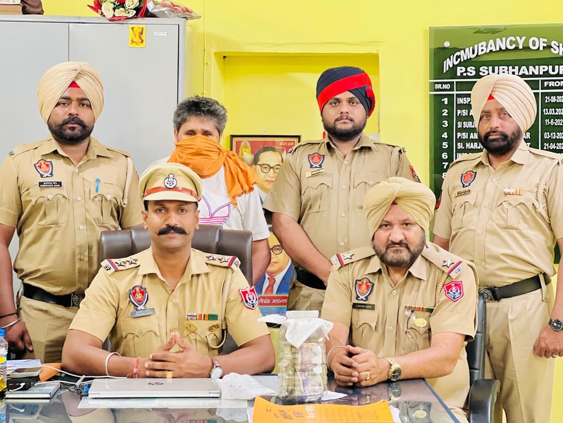 पुलिस की गिरफ्त में आरोपी। - Dainik Bhaskar