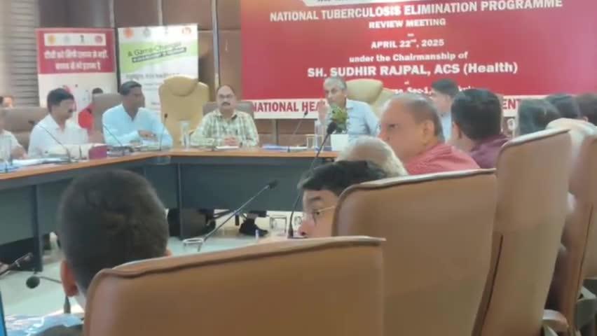 अधिकारियों के साथ चर्चा करते एसीएस हेल्थ सुधीर राजपाल।