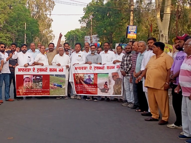 शहर बंद का आह्वान करते हुए संगठन।