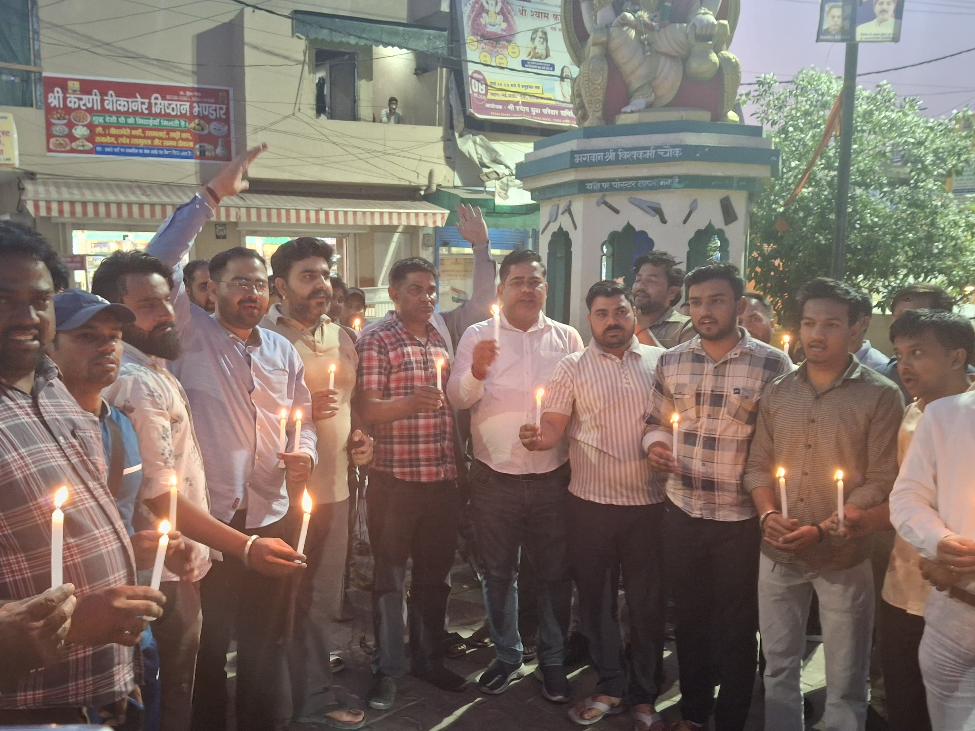 घरौंडा में कैंडल मार्च निकालते शहरवासी।