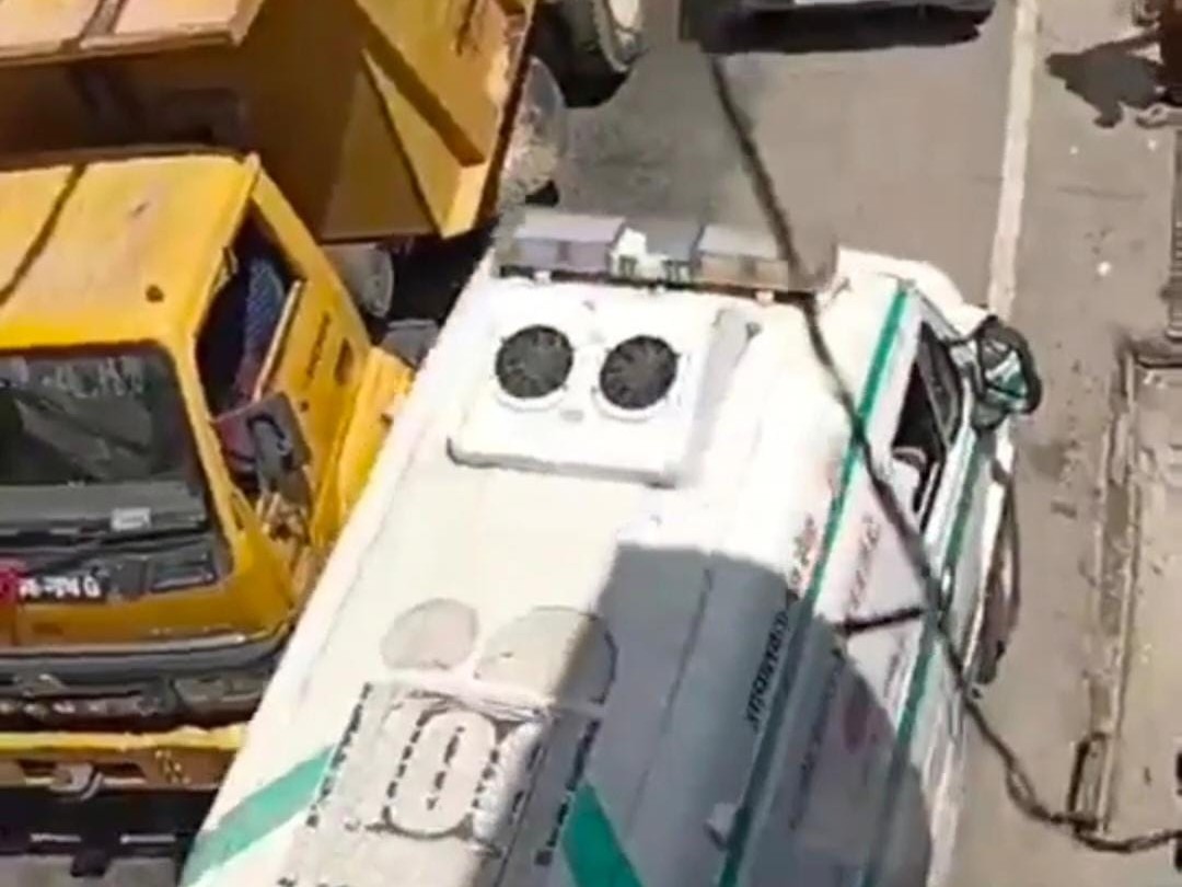 जाम में फंसी एम्बुलेंस।