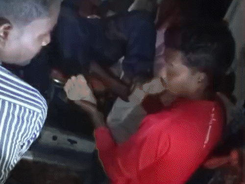 रात में पिकअप पलटने के बाद घटना स्थल में चीख-पुकार मच गई।