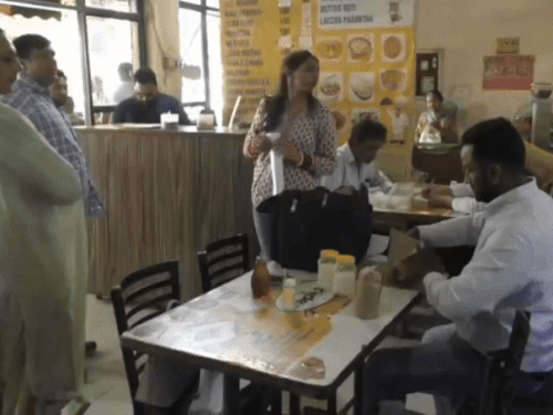 लुधियाना में पुलिस कमिश्नर दफ्तर नजदीक बने शर्मा ढाबा पर सामान के सेंपल भरते सेहत विभाग के अधिकारी।