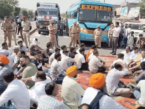 हाईवे बंद करके बैठे लोग। - Dainik Bhaskar