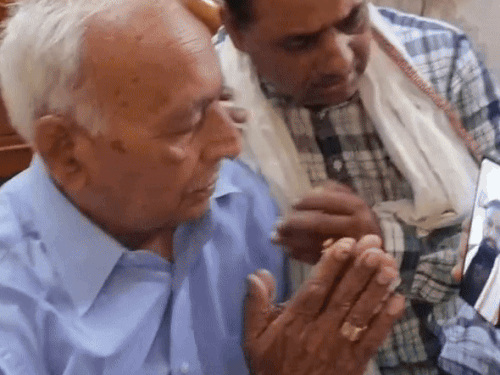 घटना के बारे में बतातीं लेफ्टिनेंट की पत्नी हिमांशी नरवाल। CM सैनी से वीडियो कॉल पर बात करते विनय के दादा हवा सिंह। - Dainik Bhaskar