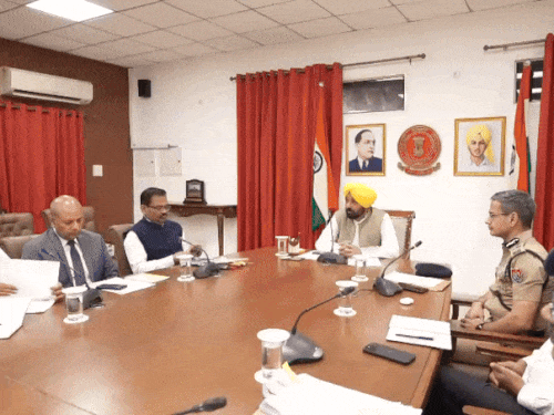 पंजाब सीएम की रिहायश पर हाई लेवल मीटिंग हुई है। - Dainik Bhaskar