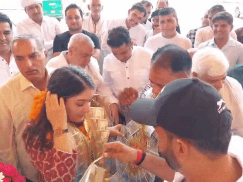 दिल्ली से गांव लौटने पर प्रिया और उनकी दोस्तों का ग्रामीणों ने उनका जोरदार स्वागत किया।