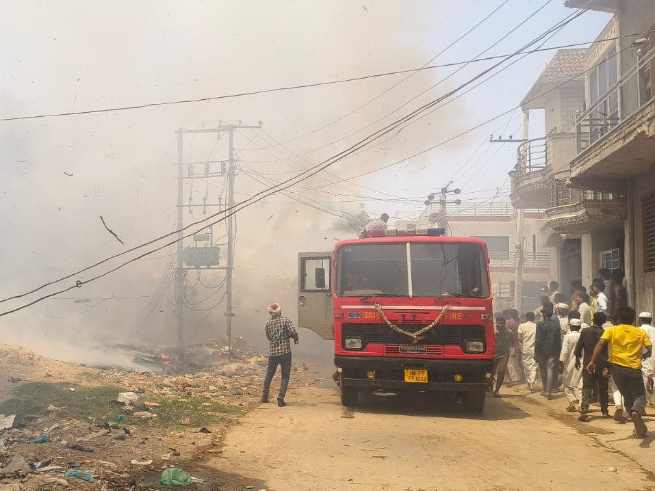 हथीन में झौपड़ी में आग पर काबू पाने को पहुंची फायर ब्रिगेड की गाड़ी।