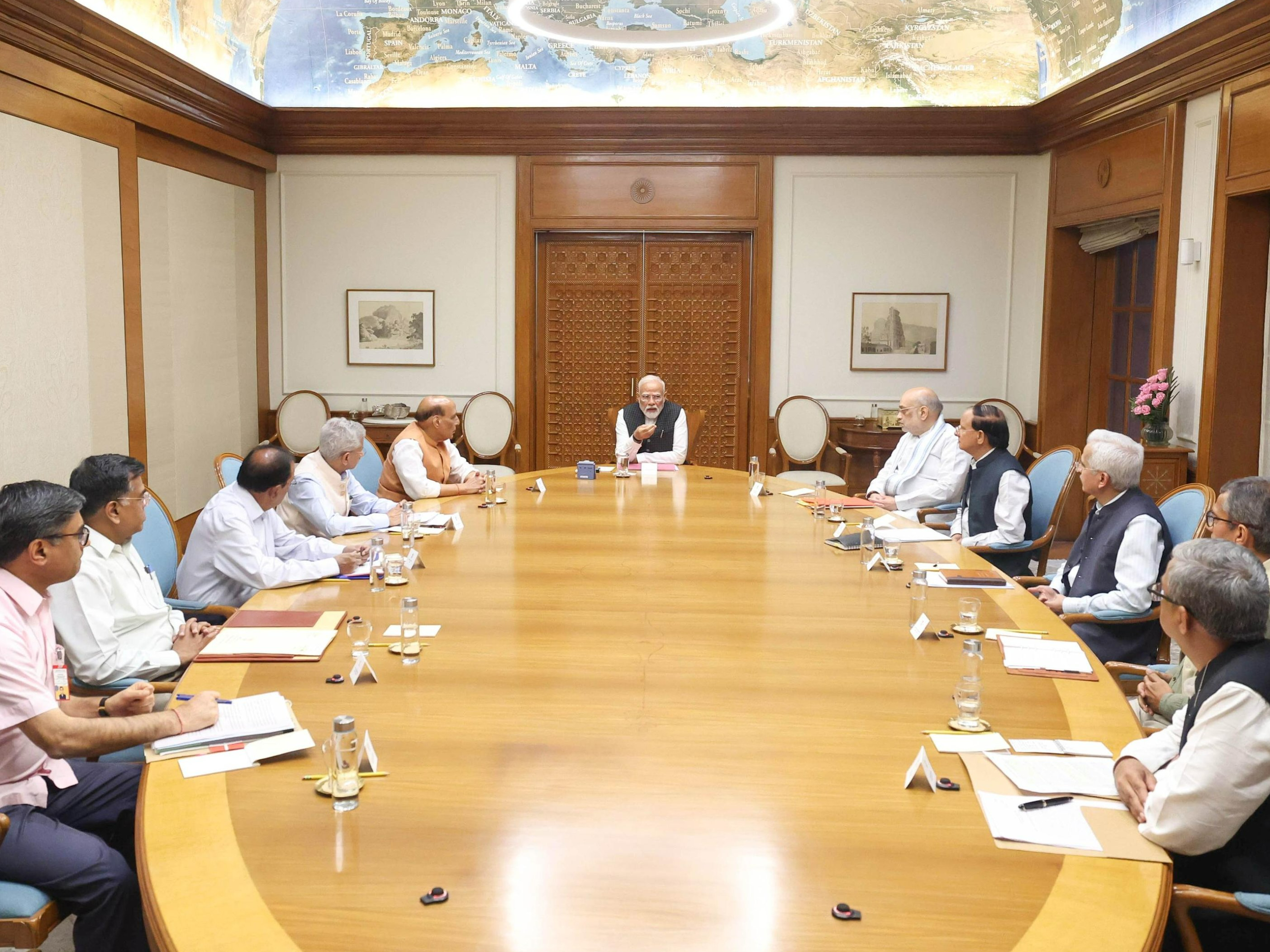 प्रधानमंत्री आवास पर चल रही बैठक में मोदी के साथ शाह, राजनाथ, डोभाल समेत नेता अफसर मौजूद हैं। - Dainik Bhaskar