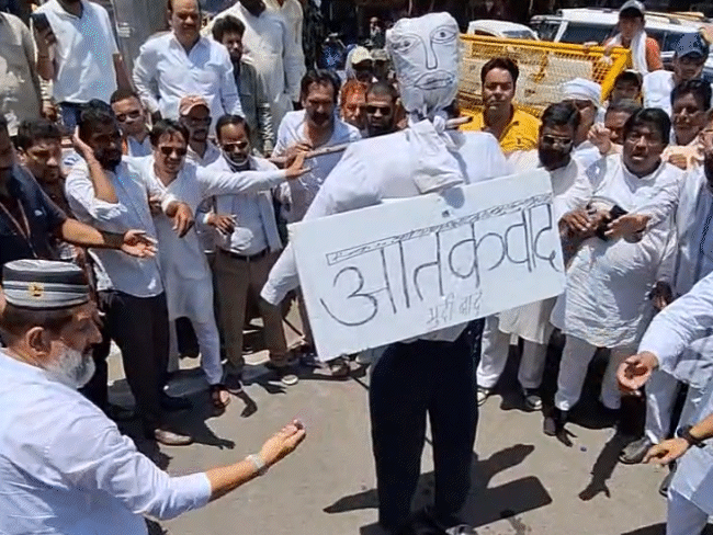 चार बत्ती चौराहे पर कांग्रेस विधायक आरिफ मसूद ने आतंकवाद का पुतला फूंका।