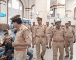 चारबाग रेलवे स्टेशन पर चेकिंग करते जीआरपी के जवान।