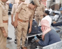 चारबाग रेलवे स्टेशन पर यात्रियों के सामान की तलाश लेते अधिकारी।