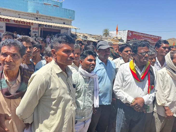 जम्मू कश्मीर में मारे गए लोगों को उदयपुर के कोटड़ा में श्रद्धांजलि देते लोग