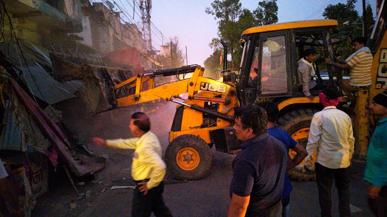 बृहस्पति बाजार में अवैध कब्जे पर चला निगम का बुलडोजर।