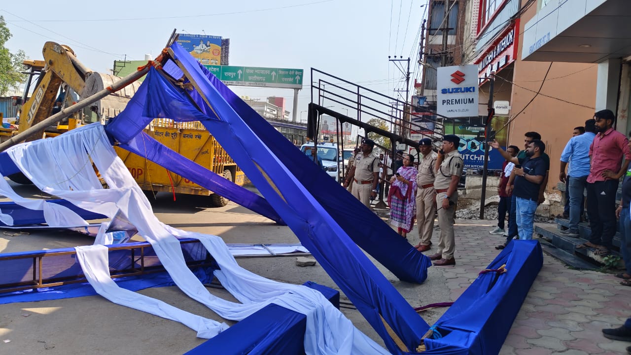 राजीव गांधी चौक के पास शो रूम संचालक ने टेंट लगाकर लगाई थी प्रदर्शनी।