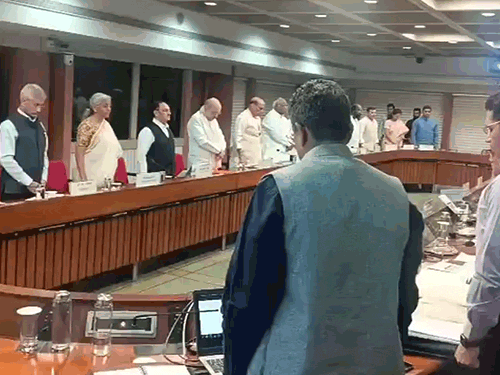 पहलगाम हमले को लेकर पार्लियामेंट एनेक्सी में रक्षा मंत्री राजनाथ सिंह की अध्यक्षता में बैठक हो रही है। इसमें हमले में मारे गए लोगों के लिए दो मिनट का मौन रखा गया। - Dainik Bhaskar