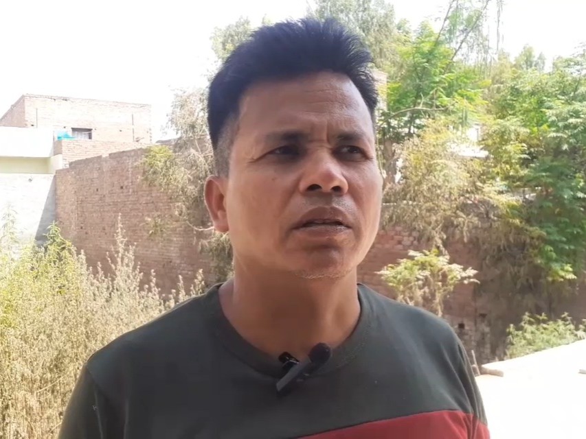 जानकारी देता मकान मालिक।