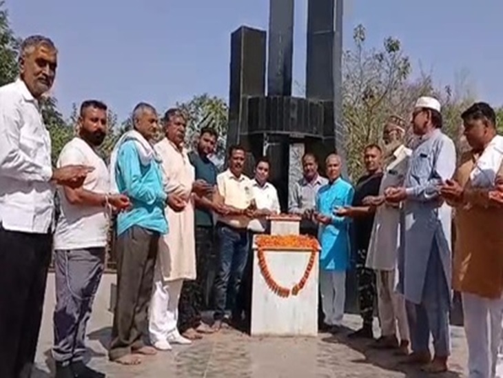 भिवानी के नेहरू पार्क में पहलगाम आतंकी हमले में मारे लोगों को श्रद्धांजलि देते हुए
