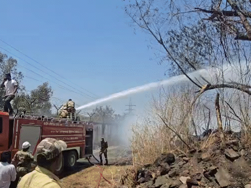 मंत्री विश्वास सारंग मौके पर हैं और अधिकारियों के साथ नजर रखे हुए हैं।