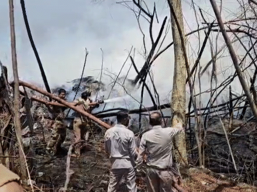 स्क्रैप मटेरियल पड़ा होने से आग फिर तेज हो गई थी।