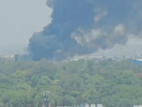 15 किमी दूर से भी धुआं नजर आ रहा है।