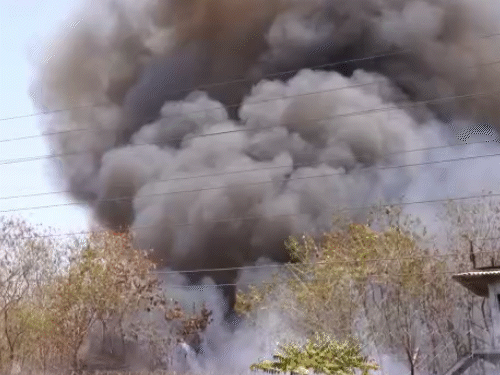 कैंपस के अंदर ऑयल की टंकियों में ब्लास्ट हुआ है।